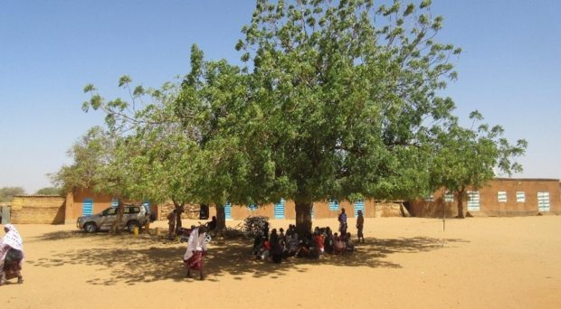 A group of children take shelter from the sun outside of their primary school near to the capital Niamey, Niger. Credit: SCI Foundation.